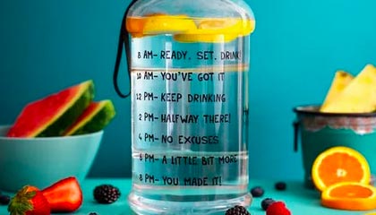 开云app-利雅得胜利全队祝贺马内夺非洲杯，C罗亲自给他切蛋糕